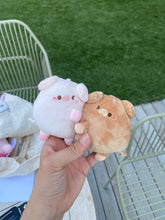 Load image into Gallery viewer, Piggy Couple Magnet Keychain
